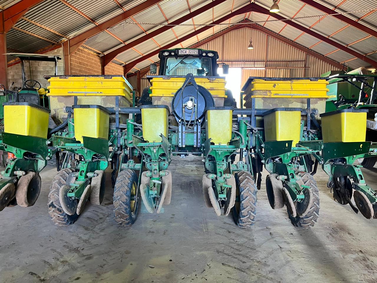 John Deere 1750 planter with Vdrive and 2020 Gen 2 Screen