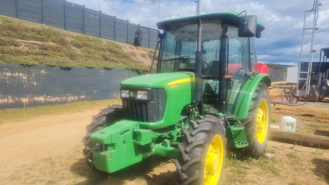 2017 John Deere 5075E Cab