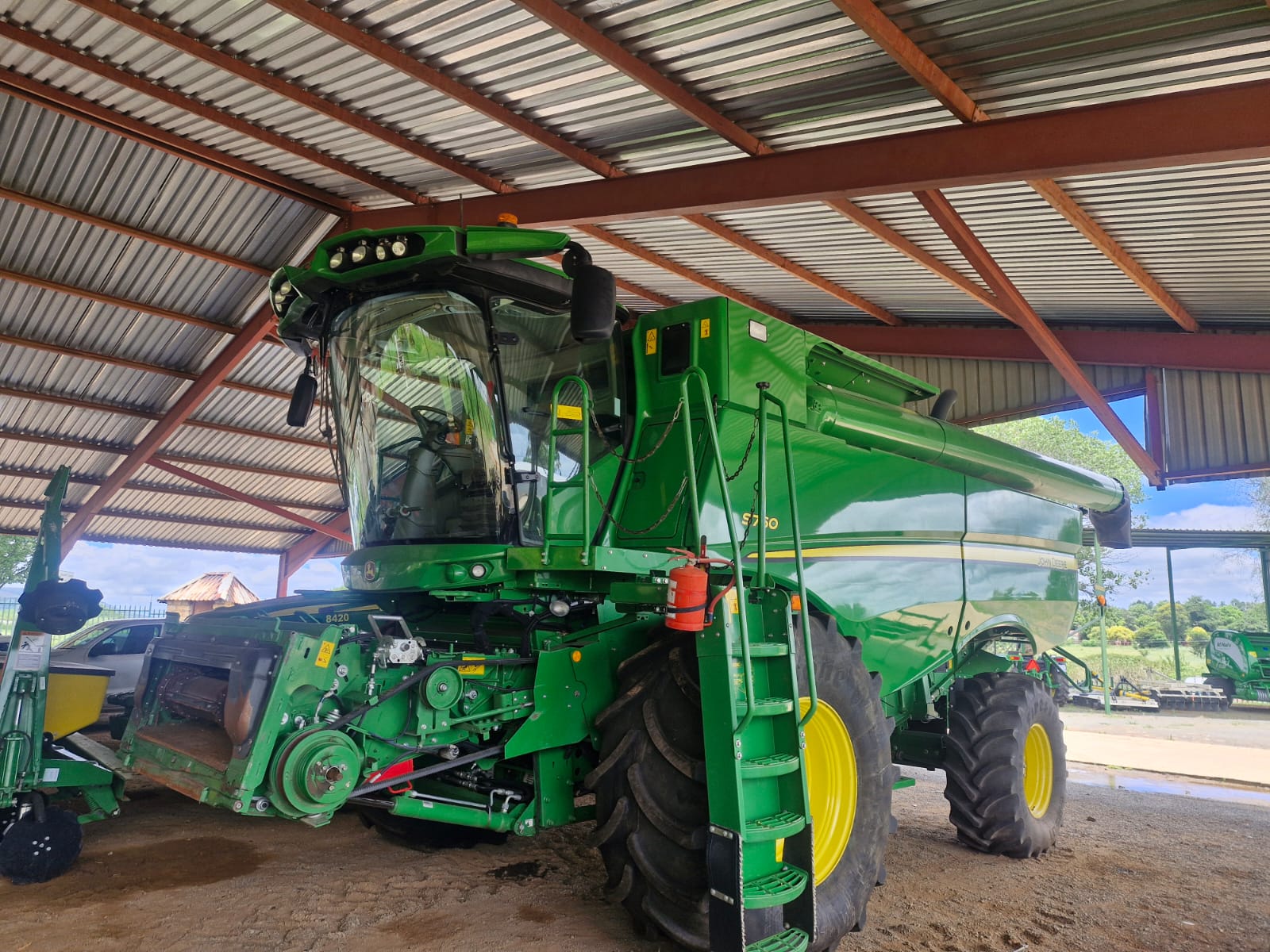 2023 John Deere S760. Foldable Grain Tank with Screen and Receiver