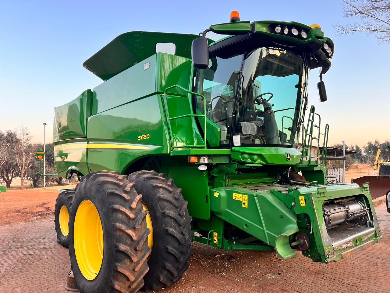 2012 John Deere S660 with Screen and Receiver