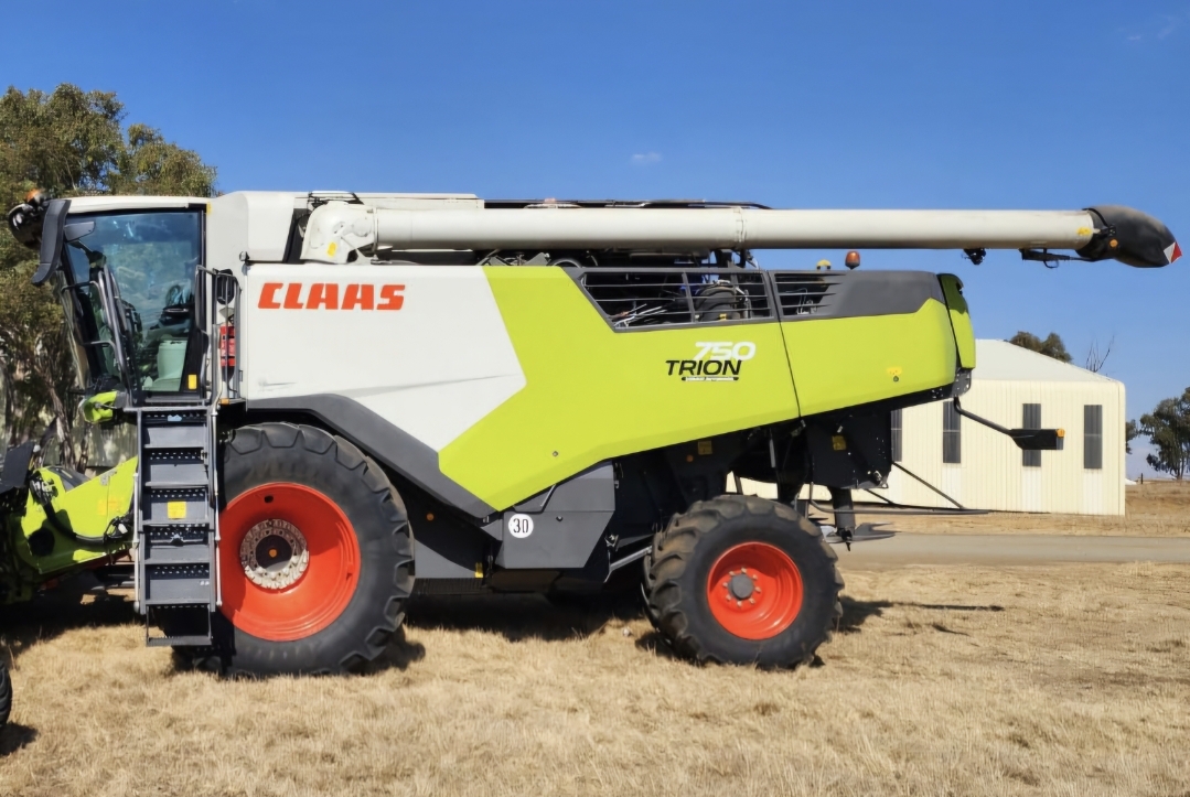 2021 Claas Trion 750 Combine with Screen and Receiver