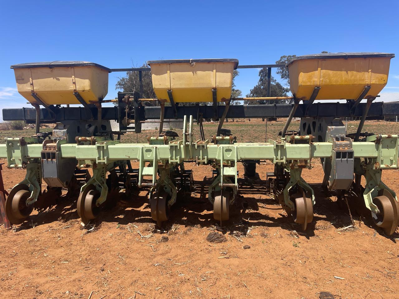 Orthman 6 row 0,91cm Strip Till with Fertilizer Buckets