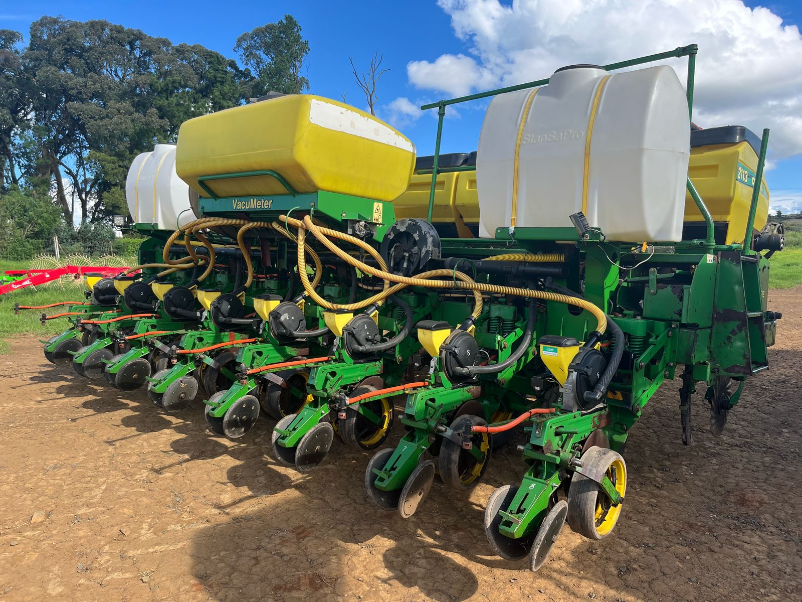 John Deere 2113 CCS 8 row 0,76cm No Till planter. Hydraulic Fertilizer drive. E set seed units