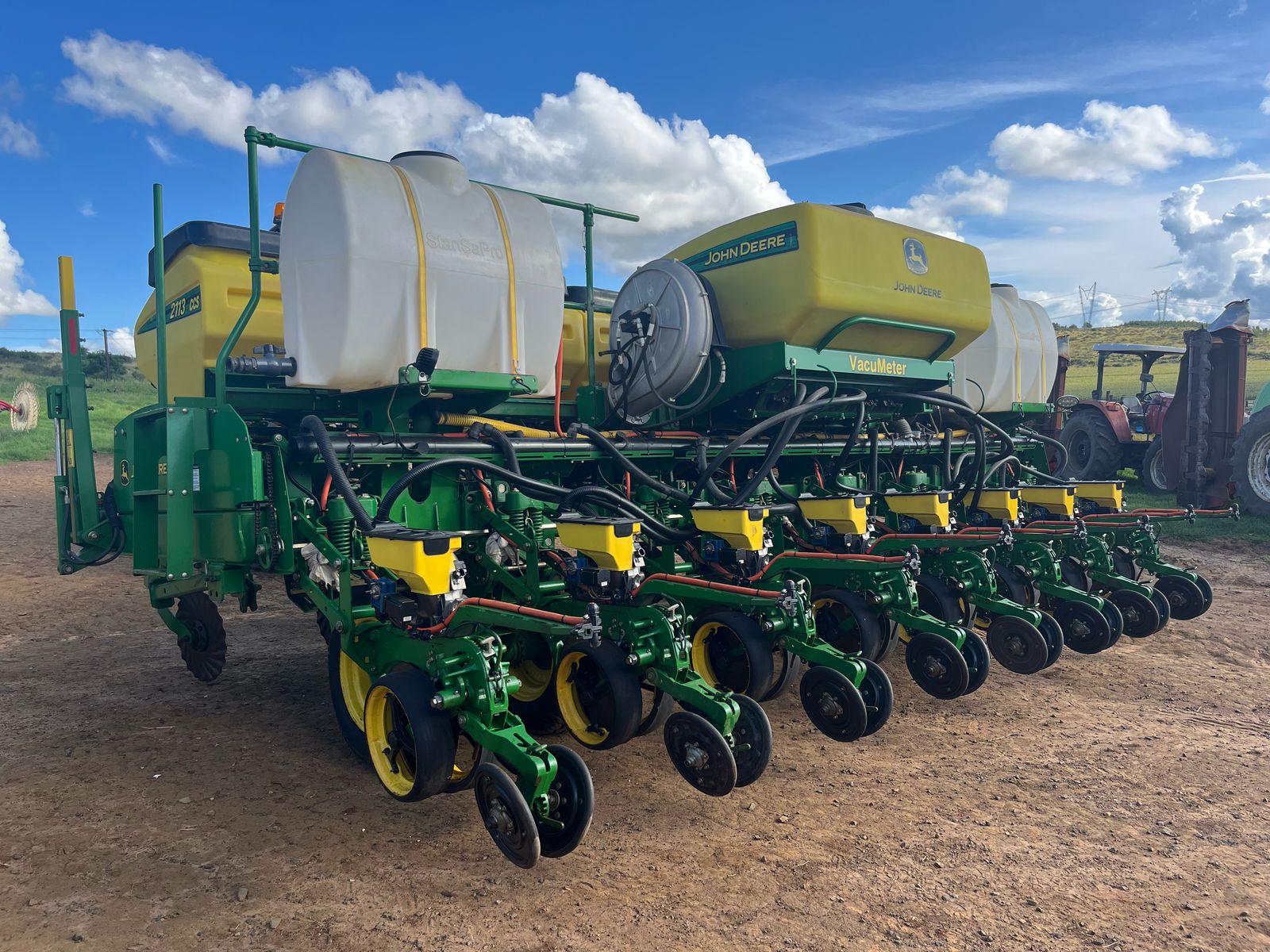 John Deere 2113 CCS 8 row 0,76cm No Till planter. Electric seed drive. ISOBUS