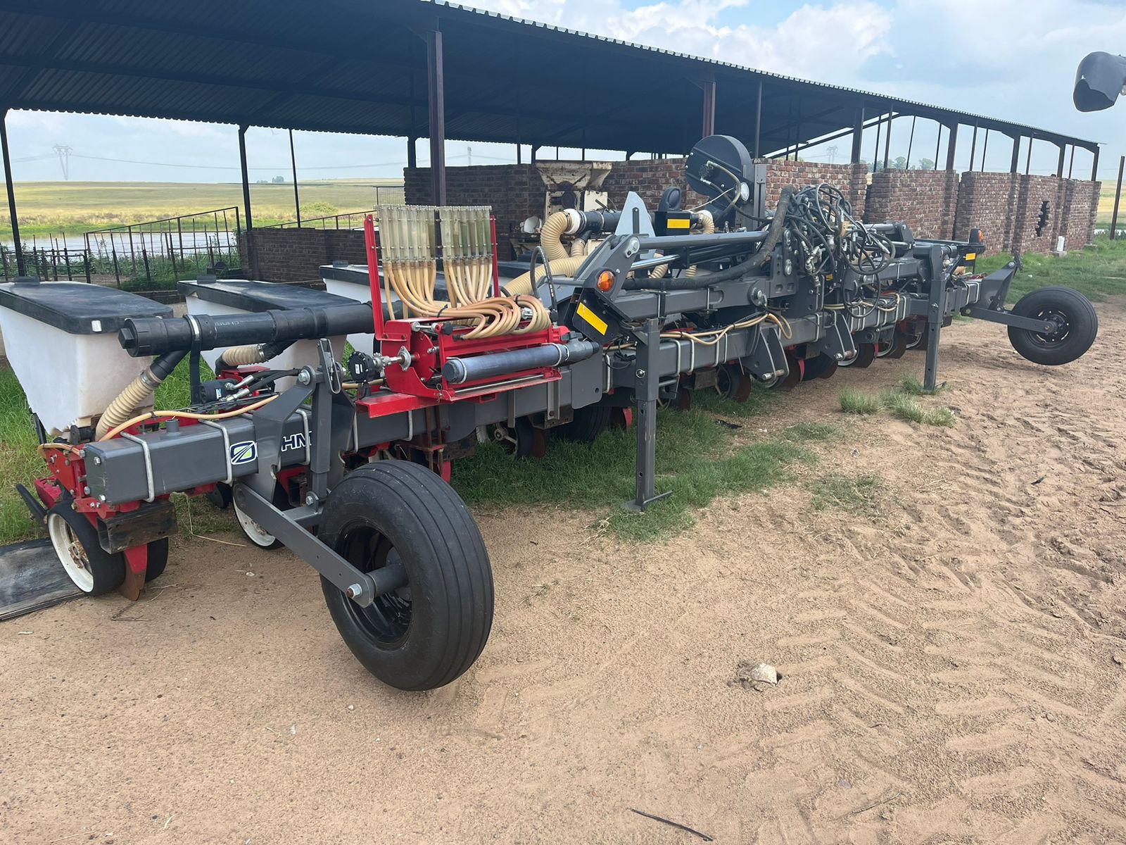 2015 Massey Ferguson 12 row 0,76cm Planter units with 2021 Orthmann Bulk. ISOBUS with Dicky John Monitor