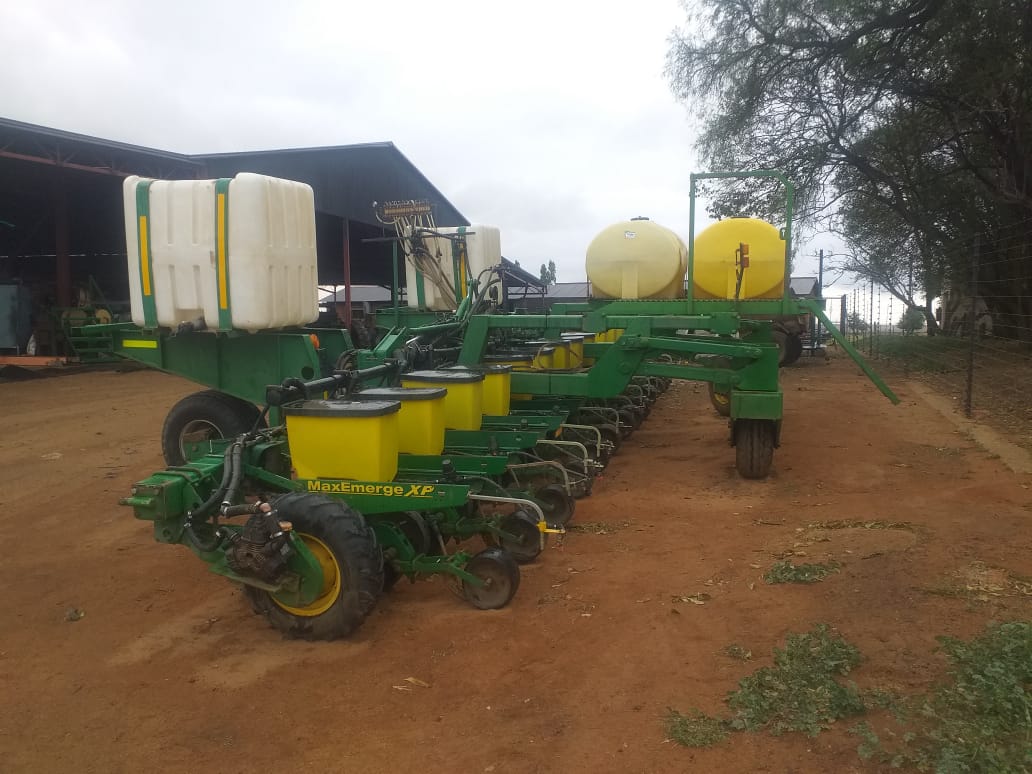 John Deere 1720 12 row 0,76cm Stackfold Planter. ISOBUS with Liquid Fertilizer