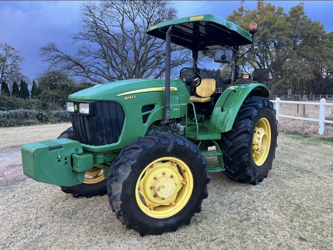 2017 John Deere 5082E