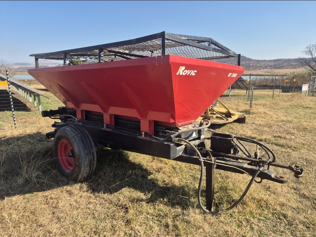 Rovic RF 3000 3 Ton Lime Spreader. Variable rate