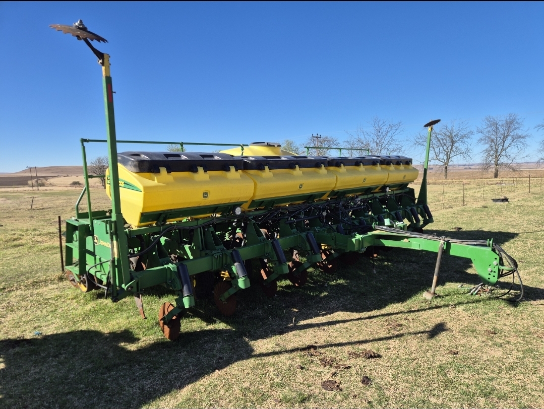 2015 John Deere 2117 10 row 0,76cm planter with Eset seed units
