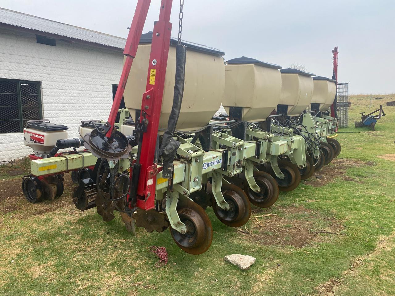 Orthmann 8 row 0,91cm Planter with Massey Ferguson 555 Planter Units