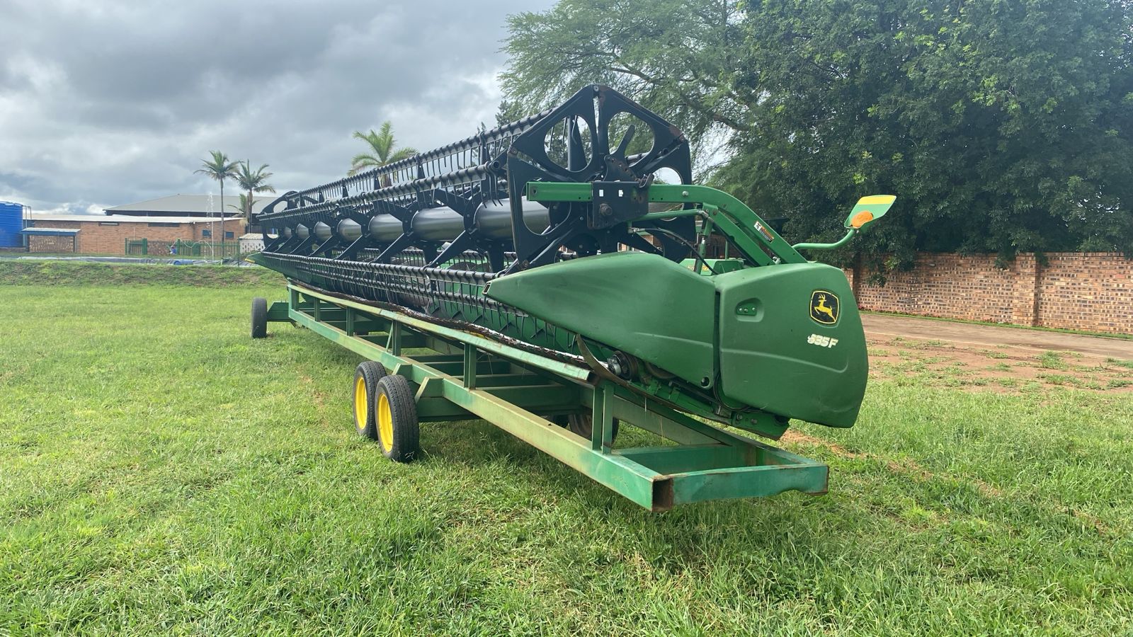 2010 John Deere 635F 35ft Flex Header with Trailer