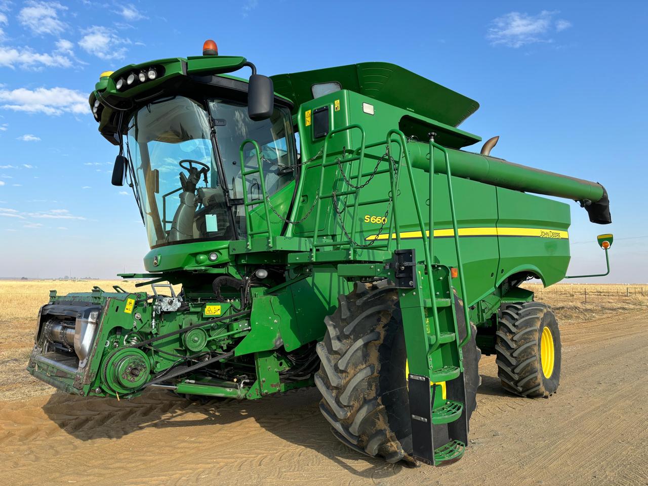 2014 John Deere S660. 2630 Screen and 3000 Receiver with Lateral Tilt