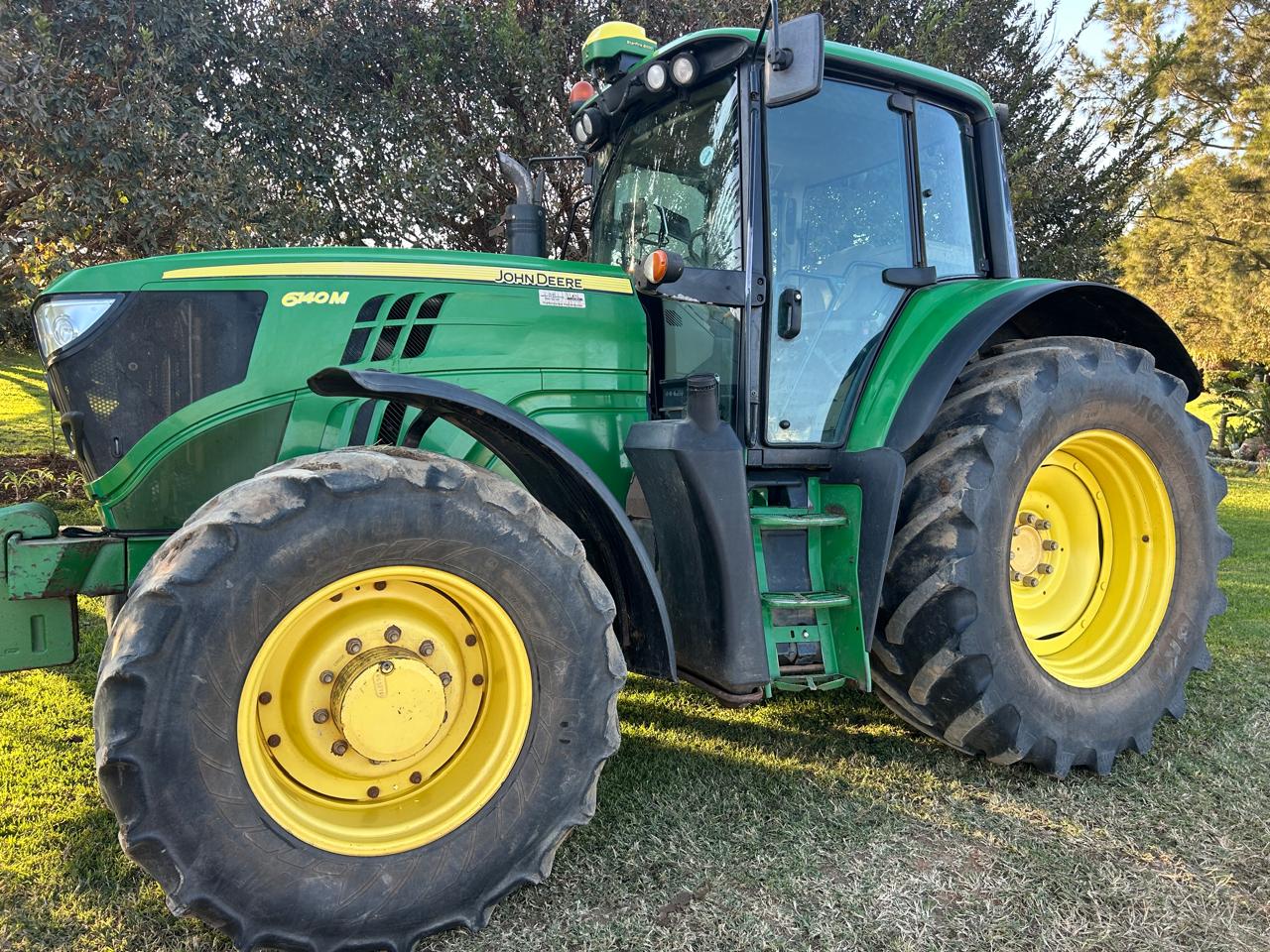 2018 John Deere 6140M with Screen and Receiver